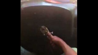 Prowadzi samochód bez kierownicy!