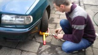 Awaryjne otwieranie blokady kola