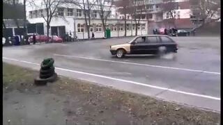 Drift BMW na szkolnym boisku