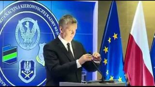 Polski minister obrony nie odróżnia mikrofonu od lampki