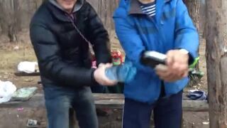 Jak otworzyć wino butelką wody?