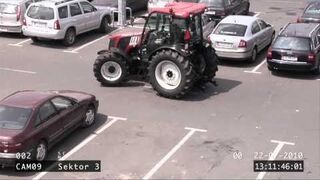 Kobieta parkuje pod TESCO traktorem