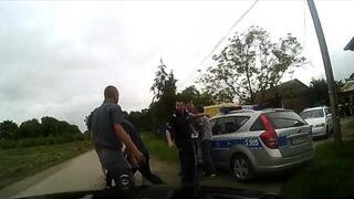 Pobili go przed radiowozem. Policjanci nic nie zrobili!