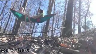 Jak pech, to pech. Dziewczyny na hamaku w lesie.