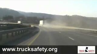 Nadwaga ciężarówka spala jego hamulce schodzili górę