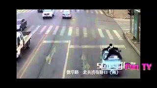 CCTV Nielegalne taksówki niesie oficera na górze samochodu za 1km