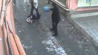 Człowiek wbija żoną w ulicy Ponieważ poprosiła go o rozwód