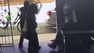 Facet z nożem odpiera atak maczetami