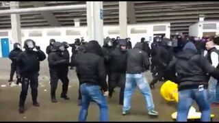 Chuligan nokautuje kolegę podczas starć z policją. Niemcy