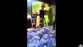 Burzysz sobie spokojnie ścianę i....