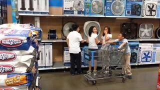 Zobacz jak dzieci bawią się w Walmarcie