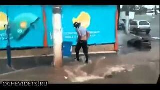 Deszczówka w Brazylii porywa motocyklistę