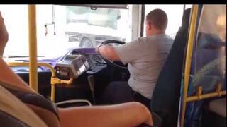 Kierowca autobusu i urwana kierownica