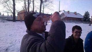 Gimboza namawia do wypicia flaszki na raz