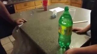 Sztuczka magiczka z monetą i butelką wody