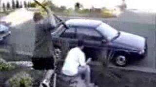 Idiota uderza łopatą z zaskoczenia