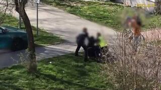 Policjanci próbują obezwładnić mężczyznę. Nieskutecznie!