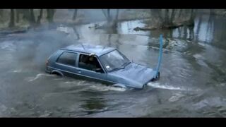 Volkswagenem Golfem przez rzekę