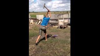 Rozbijanie młotkiem pianki montażowej