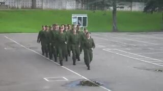 "Barbie Girl" w wykonaniu żołnierzy