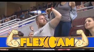 Kobieta masakruje faceta pokazującego biceps do kamery!