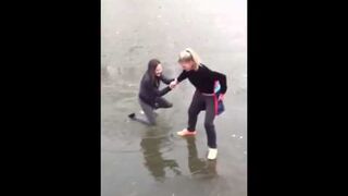 Rosjanki tańczą na lodzie