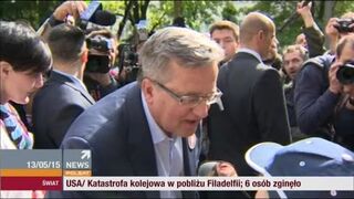 Komorowski w konfrontacji z niepełnosprawną. Zza pleców podpowiadała mu suflerka?