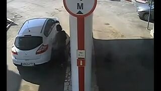 Tankowała bez podpiętego węża....