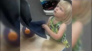 Reakcja dzieciaków na manekiny w centrum handlowym