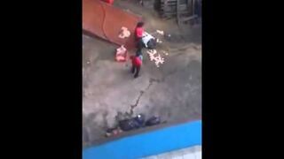 Skandal w KFC! Myli kurczaki na betonie