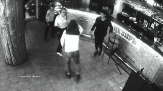 Chciał pomacać kelnerkę...