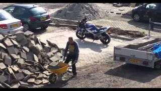 Mistrz logistyk ładuje płytki