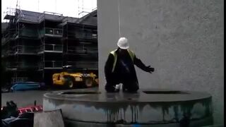 Zabawa w tłuczek na budowie