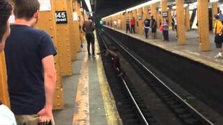 Co? Ja nie przeskocze przez peron?!