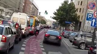Kozak autem po ścieżce rowerowej